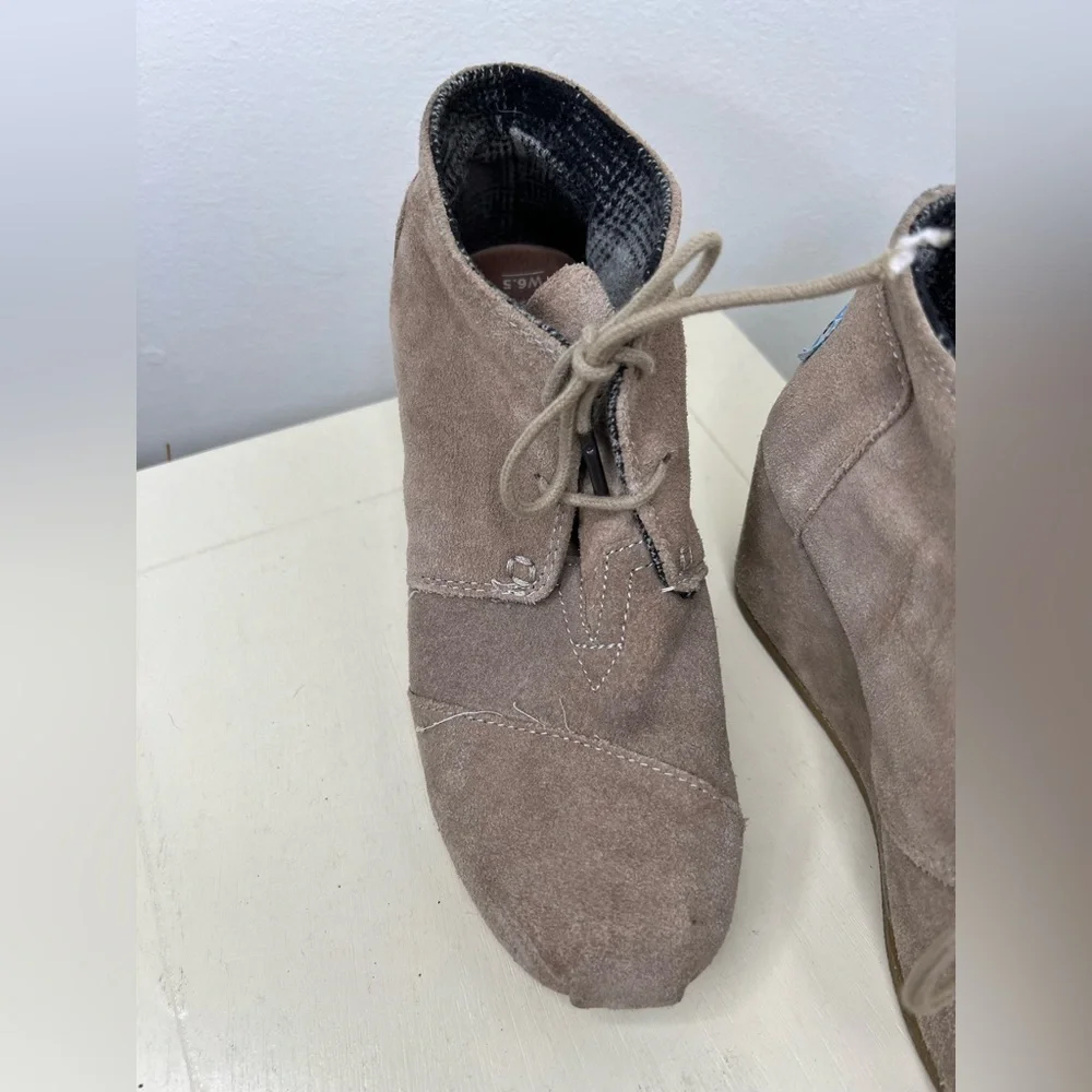 Well Loved TOMS Women's Beige Suede Desert Wedges